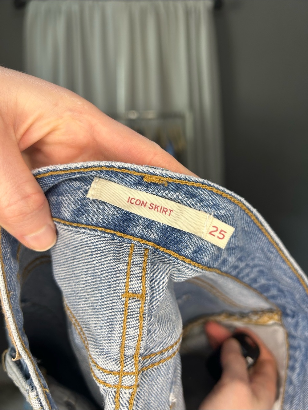 🏜️LEVI’S Icon Denim Mini Skirt Light Wash Raw Hem High Rise - Size 25 - Picture 5 of 7